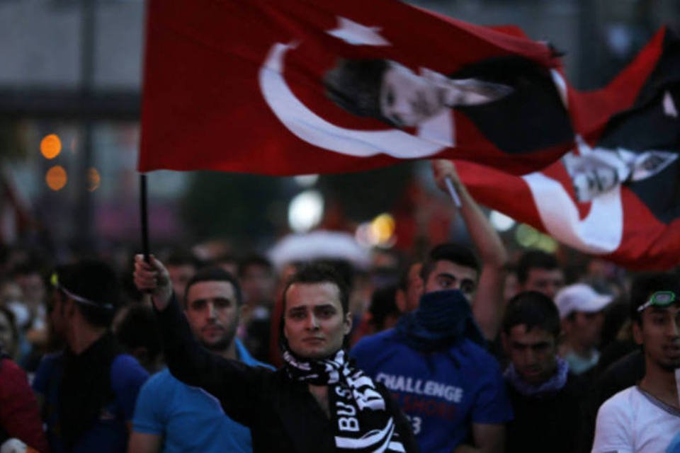 Erdogan ganha evento de apoio enquanto protestos continuam
