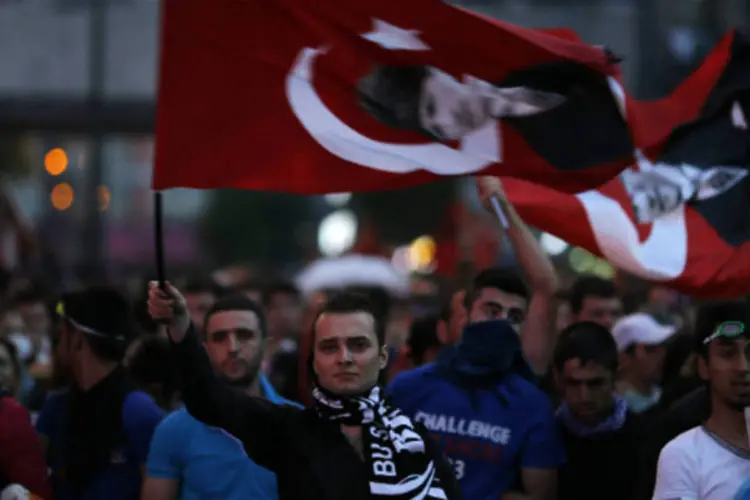 Manifestantes anti-governo seguram bandeiras da Turquia durante protestos em Ancara (REUTERS / Umit Bektas)