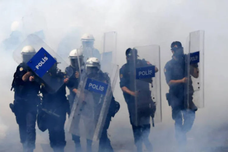 
	Os manifestantes encurralaram as for&ccedil;as de Seguran&ccedil;a e tomaram a pra&ccedil;a aos gritos de &#39;Abaixo o fascismo&#39;,
 (REUTERS)