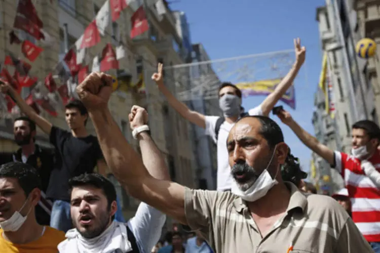 Manifestantes gritam palavras de ordem em protesto contra o governo em Istambul (REUTERS/Murad Sezer)