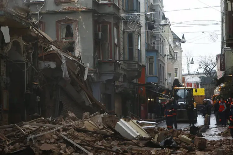 
	Pr&eacute;dio que desabou na Turquia: o edif&iacute;cio desabou em uma rua perto da avenida Istiklal, a principal zona comercial da cidade, deixando pilhas de escombros
 (Murad Sezer/ Reuters)