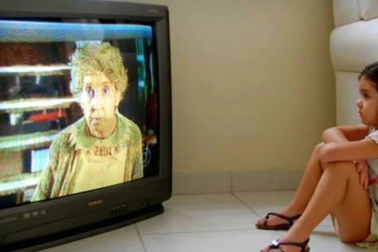 Mais da metade dos brasileiros passa pelo menos uma hora por dia em frente da televisão (.)