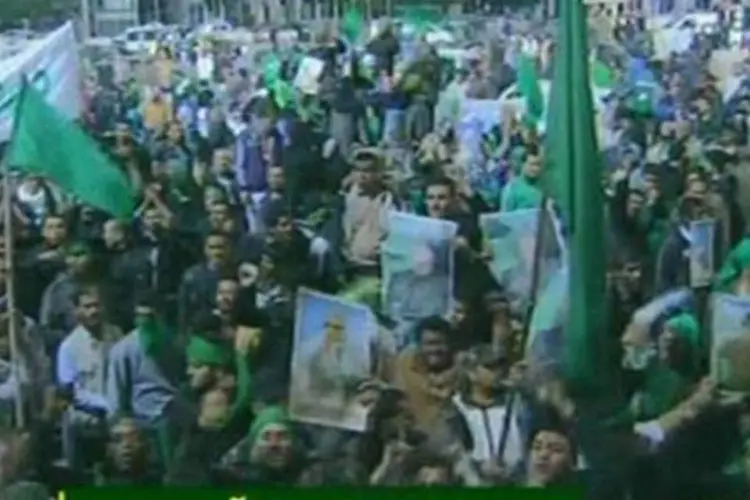 Imagem da TV estatal líbia mostra manifestantes pró-Kadafi em Trípoli, a capital (AFP)