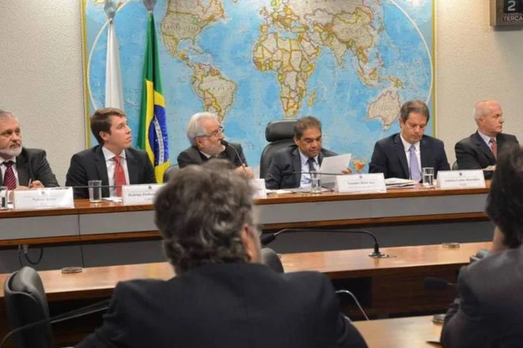 
	Comiss&atilde;o de Ci&ecirc;ncia e Tecnologia do Senado debate TV digital
 (Antônio Cruz/Agência Brasil)