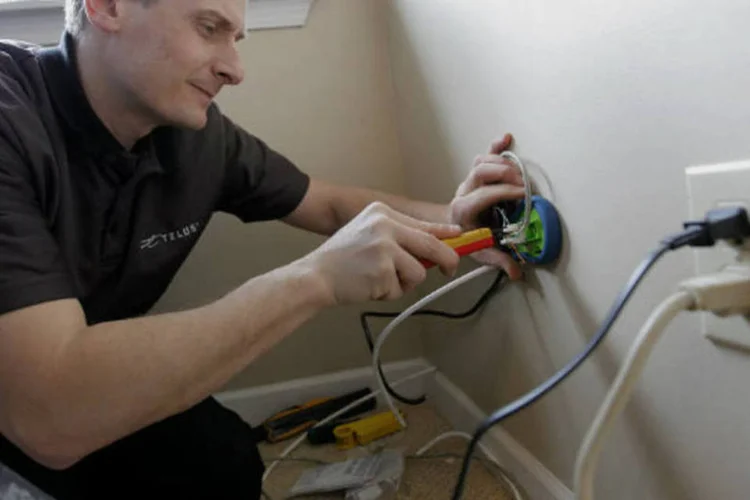 
	T&eacute;cnico instala televis&atilde;o a cabo em apartamento: o presidente da Anatel acrescentou que a redu&ccedil;&atilde;o do ritmo de crescimento do setor vem passando, em parte, pela quest&atilde;o de pre&ccedil;os
 (Deddeda White for Bloomberg)
