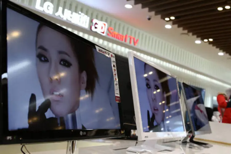 
	TVs da LG: para o trimestre de janeiro a mar&ccedil;o, a LG Display registrou uma queda de 38% no lucro operacional para 94 bi de wons, o resultado mais fraco desde o preju&iacute;zo de 211 bi de wons no primeiro trimestre de 2012
 (SeongJoon Cho/Bloomberg)