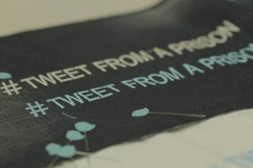 Ação que transforma tweets em pulseiras personalizadas por detentas na Itália (Reprodução)