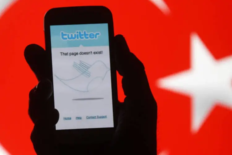 
	Twitter na Turquia:&nbsp;governo resolveu bloquear o Twitter invocando v&aacute;rias senten&ccedil;as judiciais que pediam o fechamento de contas individuais
 (Dado Ruvic/Reuters)