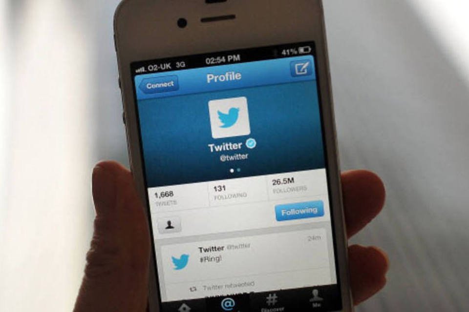 Twitter gera polêmica ao fechar conta de editor conservador