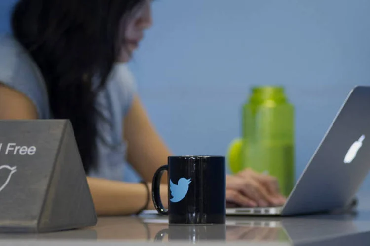 
	Funcion&aacute;ria do Twitter, em San Francisco: empresa &eacute; apontada como pass&iacute;vel de se tornar lucrativa em 2017
 (David Paul Morris/Bloomberg)