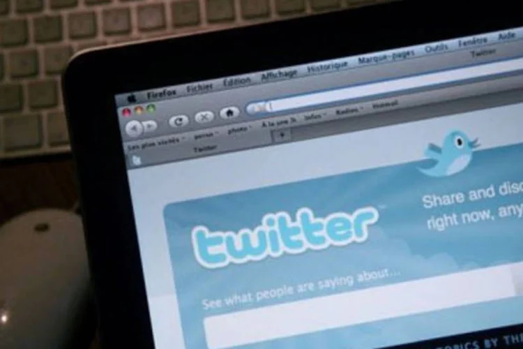 Utilizando tweets de no máximo 140 caracteres, os atores britânicos conversam entre si para a "plateia" do Twitter