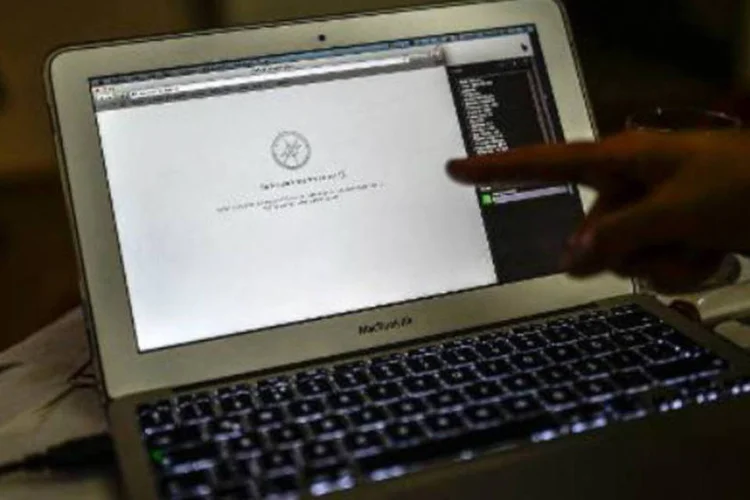 Internauta tenta se conectar ao Twitter em Istambul, Turquia: "apagaremos o Twitter do mapa. Não me importa o que a comunidade internacional diga", disse premiê (Bulent Kilic/AFP)