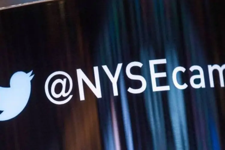 
	NYSE preparada para IPO do Twitter: no pr&eacute;dio sede da NYSE, uma enorme bandeira azul, com p&aacute;ssaro s&iacute;mbolo do Twitter, foi colocada na fachada do edif&iacute;cio
 (Getty Images/Andrew Burton)