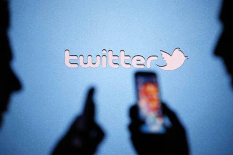 
	Controlando a TV pelo Twitter: rede&nbsp;apontou que esperava arrecadar US$ 1 bilh&atilde;o ao abrir seu capital na bolsa
 (Dado Ruvic/Reuters)
