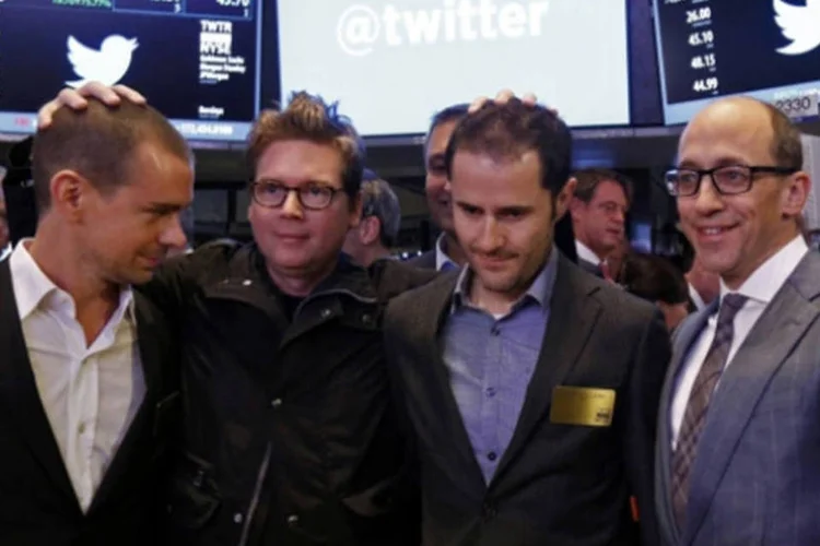 Fundadores do Twitter Jack Dorsey, Biz Stone e Evan Williams ao lado do CEO Dick Costolo:  livro causou polêmica ao ser lançado nos EUA no começo de novembro (.)