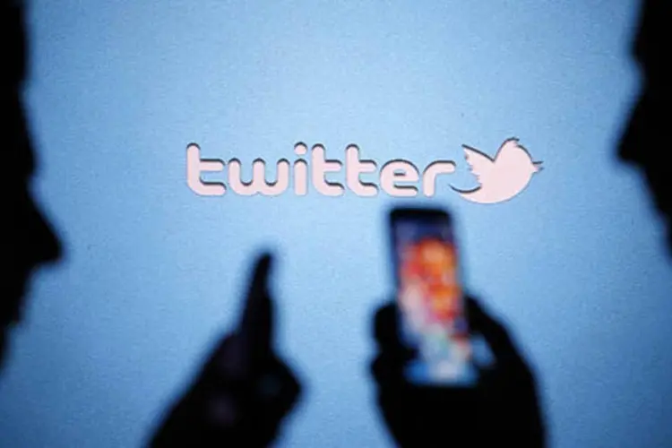 
	Homens acessando o Twitter: ainda assim, o microblog continua sendo usado por diversas celebridades
 (Dado Ruvic/Reuters)
