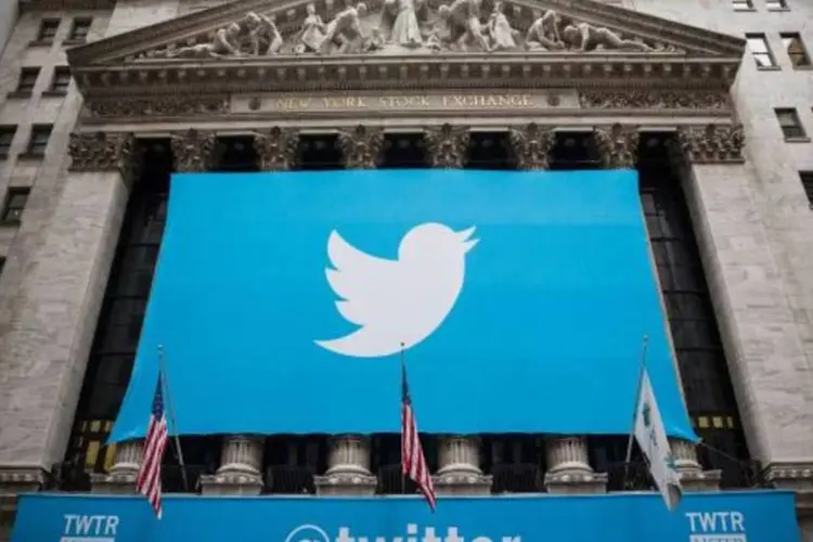 
	Nyse preparada para o IPO do Twitter: logo ap&oacute;s in&iacute;cio preg&atilde;o, os t&iacute;tulos chegaram a subir at&eacute; 4,50%, mas depois perderam impulso de forma progressiva&nbsp;
 (Getty Images/Andrew Burton)