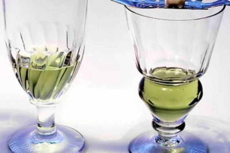 
	Absinto, que pode ser consumido na Su&iacute;&ccedil;a e na Fran&ccedil;a, &eacute; uma das bebidas mais fortes da atualidade
 (Creative Commons)