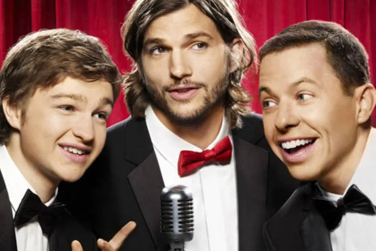 Sem Charlie Sheen: Angus T. Jones (Jake), Ashton Kutcher e Jon Cryer (Alan) no novo cartaz da série Two and a Half Men (Divulgação)