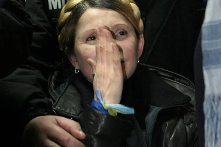 
	A l&iacute;der opositora Yulia Tymoshenko &eacute; posta em liberdade em Kharkiv, na Ucr&acirc;nia: ela concedeu entrevista no aeroporto da cidade de Kharkiv, para onde foi ap&oacute;s ser libertada
 (REUTERS/Inna Petrykova)