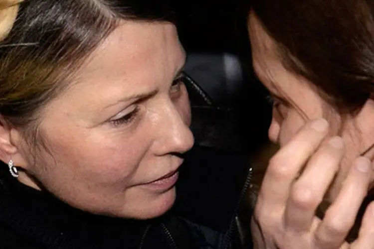 
	A ex-primeira-ministra ucraniana Yulia Timochenko, afaga sua filha ap&oacute;s ser libertada: ela anunciou que se candidatar&aacute; &agrave;s elei&ccedil;&otilde;es presidenciais antecipadas
 (REUTERS/Maks Levin)