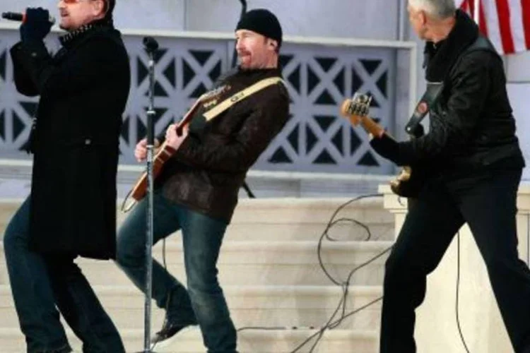 Performance da banda irlandesa U2: falta de shows acarreta em prejuízo de 263 milhões de reais. (.)