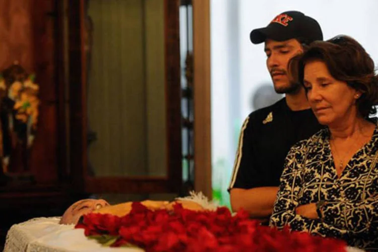 O ator Bento Ribeiro e a mãe Berenice Batella durante velório do corpo do escritor João Ubaldo Ribeiro na ABL (Fernando Frazão/Agência Brasil)