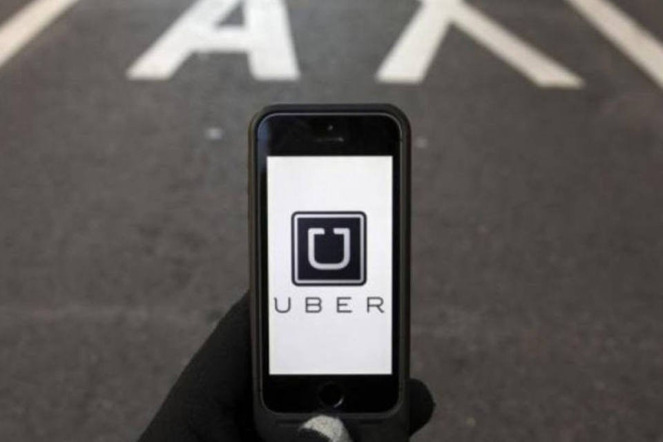 Contra Uber, taxistas bloqueiam acesso a aeroportos de Paris