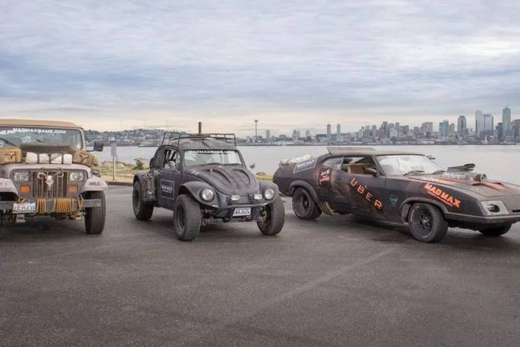 
	Carros do filme &quot;Mad Max&quot; em a&ccedil;&atilde;o feita em parceria pela Warner Bros e pelo Uber
 (Reprodução/Twitter/Uber Seattle)