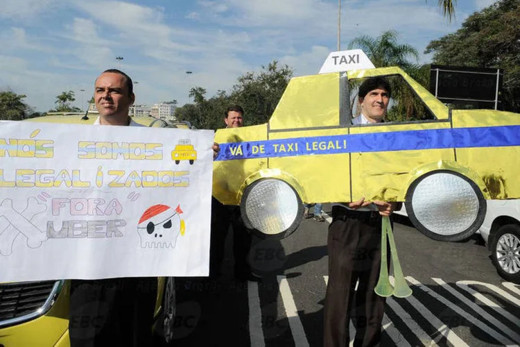 
	Taxistas no Rio contra o Uber: em setembro, a C&acirc;mara Municipal aprovou e o prefeito Eduardo Paes sancionou uma lei que pro&iacute;be o aplicativo no Rio
 (Tânia Regô/Agencia Brasil)