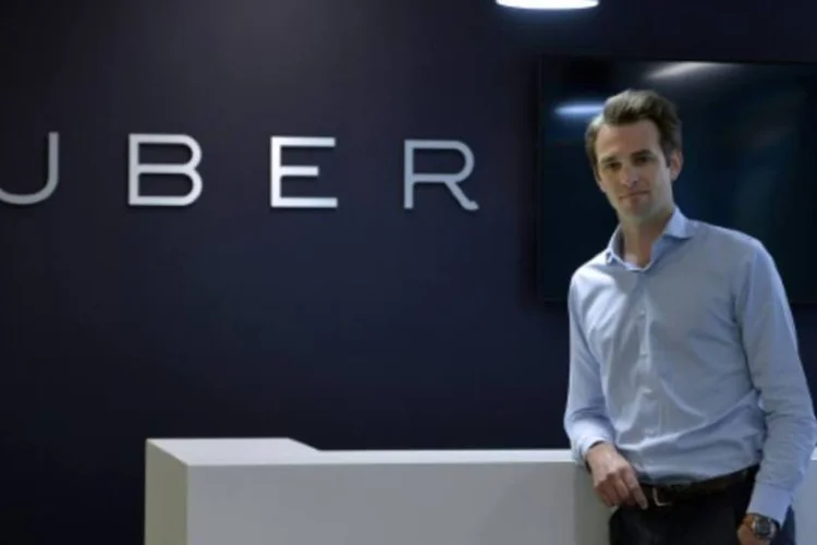 Thibaud Simphal posa na sede da Uber, em Paris: o serviço provocou a revolta dos taxistas franceses, que protestaram na semana passada em todo o país, contra a "concorrência desleal" (AFP/ MIGUEL MEDINA)