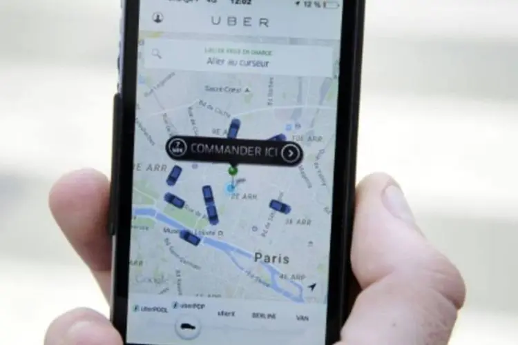 
	Cliente usa o aplicativo UberPOP em Paris: em ambos os casos, a metade dessas somas fica isenta de cumprimento, de modo que s&oacute; &eacute; preciso pagar em caso de reincid&ecirc;ncia
 (Thomas Oliva/AFP)
