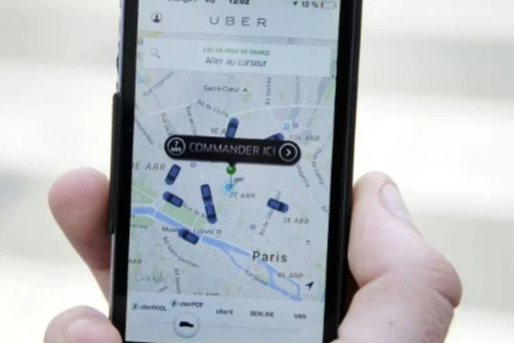 
	Cliente usa o aplicativo UberPOP: em setembro, um tribunal belga ordenou a interrup&ccedil;&atilde;o do servi&ccedil;o UberPOP depois de receber queixa do operador de t&aacute;xis Taxis Verts
 (Thomas Oliva/AFP)