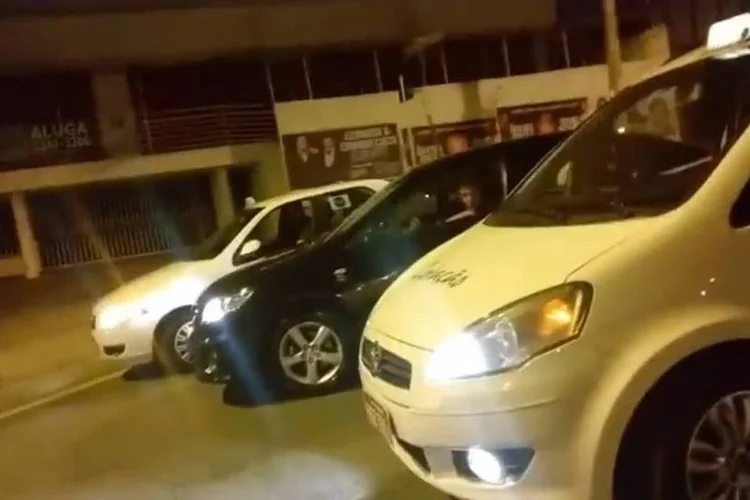 
	Ao final do v&iacute;deo, o motorista do aplicativo Uber acaba cercado pelos taxistas
 (Reprodução/YouTube)