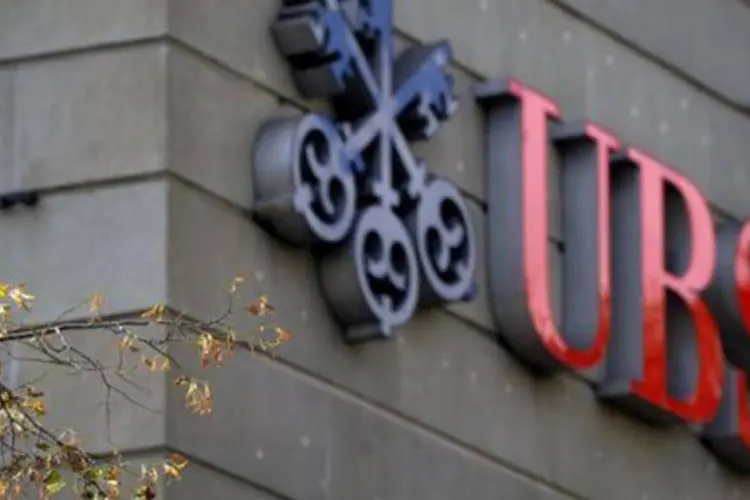 O lucro líquido do UBS caiu 39%, para 1,018 bilhão de francos (Fabrice Coffrini/AFP)