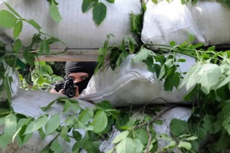 Militante separatista monta guarda em um posto de controle na cidade de Marinka (Dominique Faget/AFP)