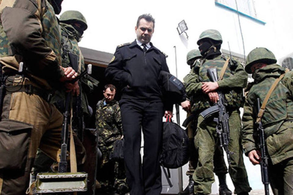 Civis invadem quartel da Marinha ucraniana na Crimeia