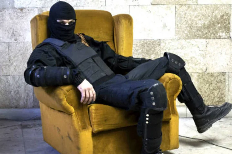 
	Um homem pr&oacute;-R&uacute;ssia posa para fotografia em Donetsk, na Ucr&acirc;nia:&nbsp;Putin pediu ontem o adiamento do referendo separatista no leste da Ucr&acirc;nia
 (REUTERS/Marko Djurica)