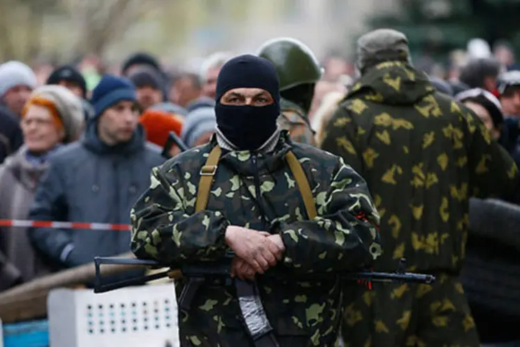 Policiais ucranianos em frente a manifestantes pró-Rússia na Ucrânia: ao menos 20 militantes armados ocuparam os prédios da polícia mais cedo
 (REUTERS/Gleb Garanich)