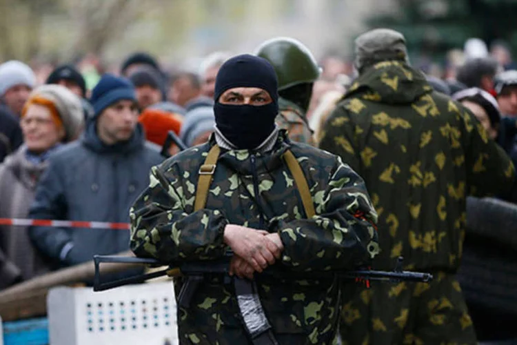 Policiais ucranianos em frente a manifestantes pró-Rússia na Ucrânia: ao menos 20 militantes armados ocuparam os prédios da polícia mais cedo
 (REUTERS/Gleb Garanich)