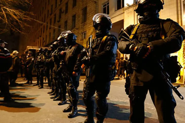 Policiais armados em frente a hotel em Kiev, na Ucrânia (REUTERS/Shamil Zhumatov)