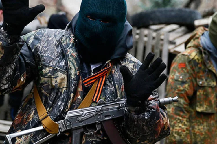 
	Homem armado gesticula em frente a escrit&oacute;rio da pol&iacute;cia em Slaviansk: ativistas pr&oacute;-R&uacute;ssia&nbsp;carregando armas autom&aacute;ticas tomaram pr&eacute;dios do governo&nbsp;na cidade
 (REUTERS/Gleb Garanich)