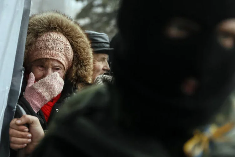 
	Debaltseve: cidade estrat&eacute;gica est&aacute; sendo destru&iacute;da por rebeldes horas antes do cessar-fogo
 (Gleb Garanich/Reuters)