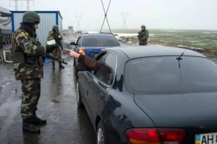 Forças ucranianas param um carro perto de Donetsk, no leste do país (Oleksandr Stashevskiy/AFP)