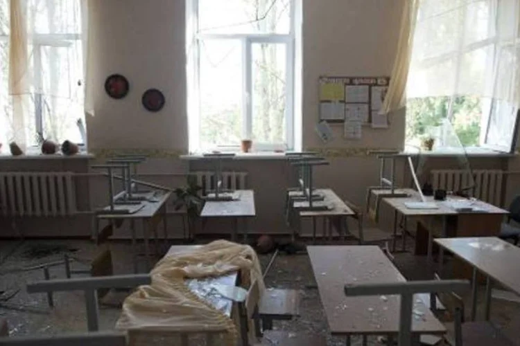 Sala de aula atingida pela explosão em Donetsk, leste da Ucrânia (John MacDougall/AFP)