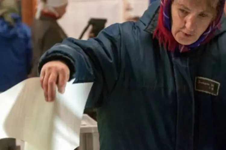 
	Ucraniana vota em Carc&oacute;via: o Partido das Regi&otilde;es, de Yanukovich, lidera a apura&ccedil;&atilde;o das elei&ccedil;&otilde;es ap&oacute;s a contagem de 50% das urnas, com 35% dos votos
 (Sergey Bobok/AFP)