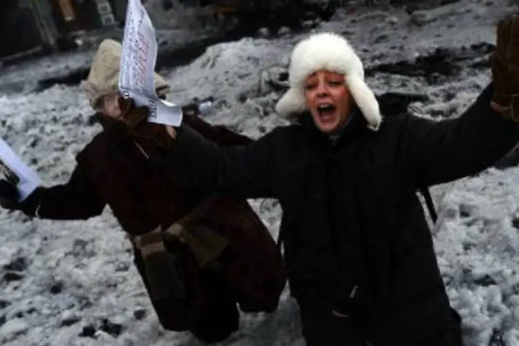 Ucraniana grita palavras de ordem durante uma manifestação em Kiev: oposição advertiu, no entanto, que a paciência dos opositores tem limite (Aris Messinis/AFP)