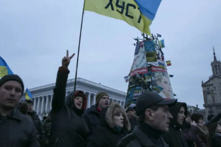 
	Ucranianos na Pra&ccedil;a da Independ&ecirc;ncia em Kiev: em Donetsk (leste da Ucr&acirc;nia) a pol&iacute;cia retoma o controle de sede do governo regional
 (Baz Ratner/Reuters)