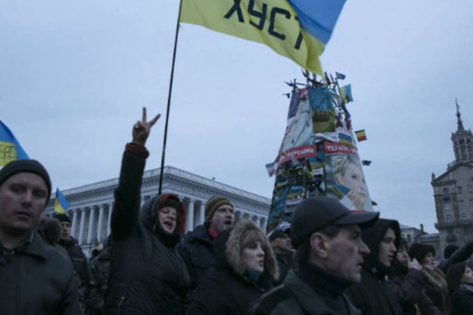 Manifestante tira estrela soviética do parlamento ucraniano