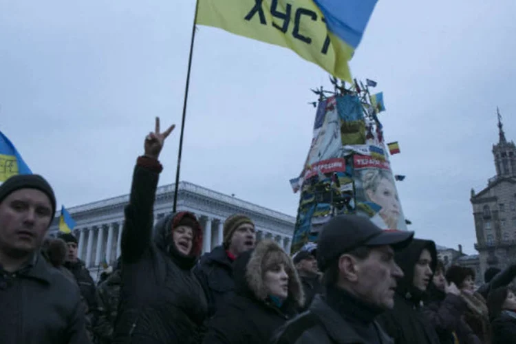 
	Ucranianos na Pra&ccedil;a da Independ&ecirc;ncia em Kiev: os ativistas exigiram hoje que os membros do novo governo cumpram com uma s&eacute;rie de requisitos
 (Baz Ratner/Reuters)